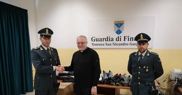 Guardia di Finanza: donati alla Caritas gli abiti sequestrati