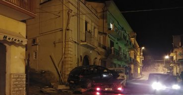 Incidente stradale nella notte, auto finisce contro palo