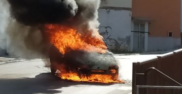 Auto in fiamme su via Marconi