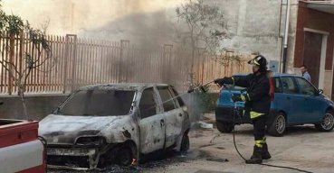 In fiamme un'auto in Terravecchia