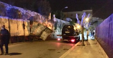 Incidente in via Matteotti, auto sul muro