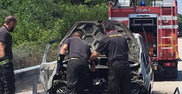 Auto va a fuoco sulla SS 693, disagi al traffico verso il Gargano