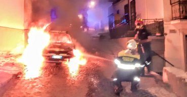 Fiamme nella notte, distrutta auto