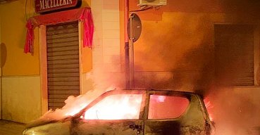 Paura nella notte, incendiata un'auto in via Adriatico