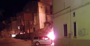 Auto prende fuoco durante la notte