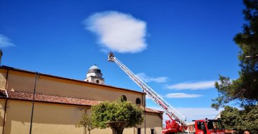 Croce del campanile pericolante, intervengono i vigili del fuoco