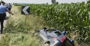 Incidente sulla scorrimento veloce, auto CC fuori strada