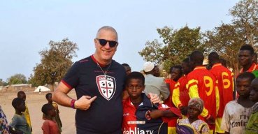 Dott. Trombetta, il medico che regala palloni ai bambini africani