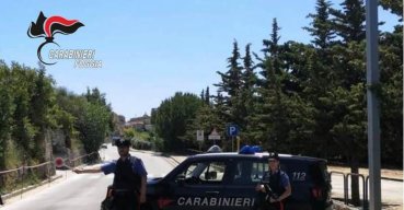 Sorpreso dai Carabinieri ingoia la droga, arrestati due pusher