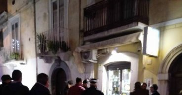 Rapina armata alla tabaccheria in corso Umberto, ferito titolare