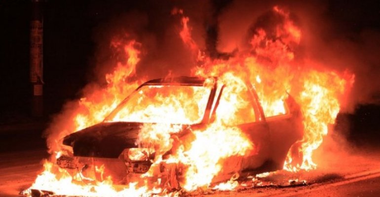 Auto a fuoco nella notte in via Luigi Sturzo