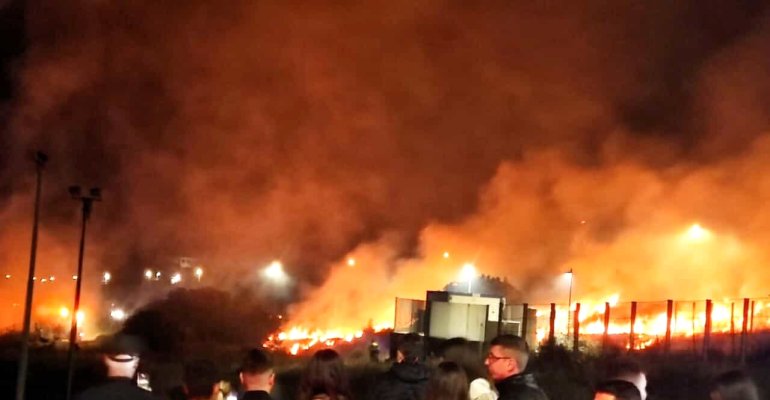 Cagnano Varano, incendio dopo fuochi d'artificio