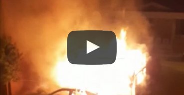 Incendio nella notte, distrutto un autocarro